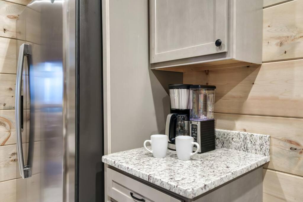 New Luxury Cabin With Stunning Mountainviews,Hottub, Firepit, Fireplace,2 Kingbeds, 2 Covereddecks,Bbqgrill, Shuffleboard And Pool Access Sevierville Exteriér fotografie
