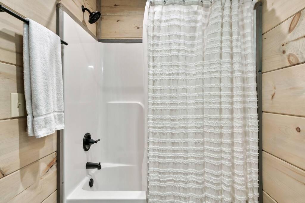 New Luxury Cabin With Stunning Mountainviews,Hottub, Firepit, Fireplace,2 Kingbeds, 2 Covereddecks,Bbqgrill, Shuffleboard And Pool Access Sevierville Exteriér fotografie