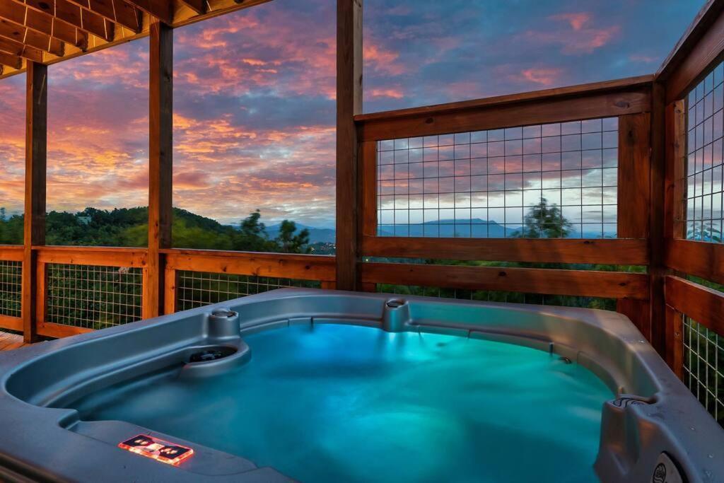 New Luxury Cabin With Stunning Mountainviews,Hottub, Firepit, Fireplace,2 Kingbeds, 2 Covereddecks,Bbqgrill, Shuffleboard And Pool Access Sevierville Exteriér fotografie
